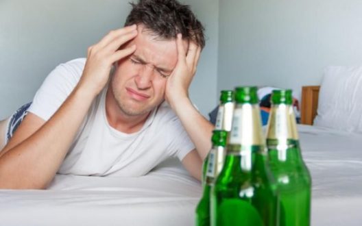 Cách xử lý cơn đau đầu nhanh chóng sau khi uống rượu bia